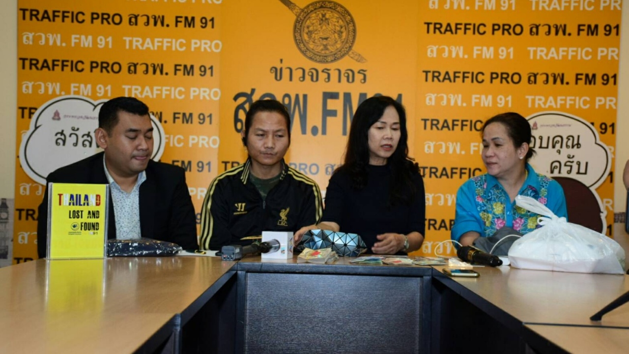 สาวกรุงเผอเรอ ลืมเงิน 2 แสนเศษบนแท็กซี่-โชเฟอร์คนซื่อ ส่งมอบ สวพ.91
