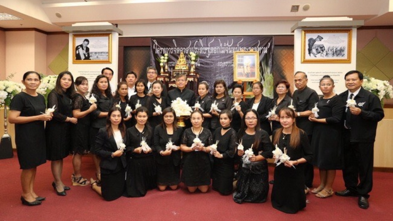 พช.ส่งครูต้นแบบ ครบ 76 จว. นำจิตอาสาร่วมประดิษฐ์ดอกไม้จันทน์