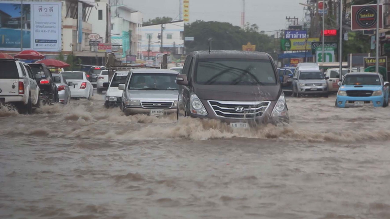 ฝนถล่มขอนแก่น น้ำท่วมอุโมงค์ทางลอด ถ.มิตรภาพ จราจรชะงัก-ติดขัดยาว