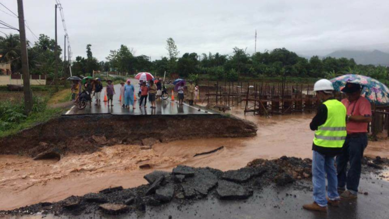 ฝนตกหนัก น้ำเปือกัดเซาะถนนเบี่ยงเชียงกลาง-ทุ่งช้าง ขาดรถผ่านไม่ได้