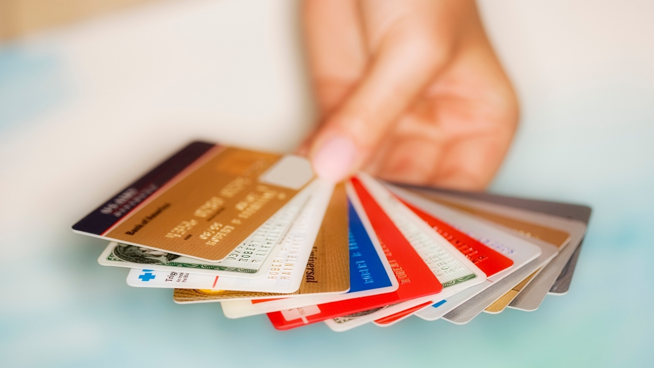 ไม่ต้องรอนาน! แบงก์ประกาศคืนเงินลูกค้าบัตรเดบิตภายใน 1 วัน