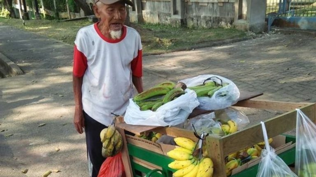 ชาวเน็ตเห็นใจ เฒ่าอินโดฯ ถูกปล้นเงินขายกล้วย 2 พัน แห่บริจาคเกือบแสน
