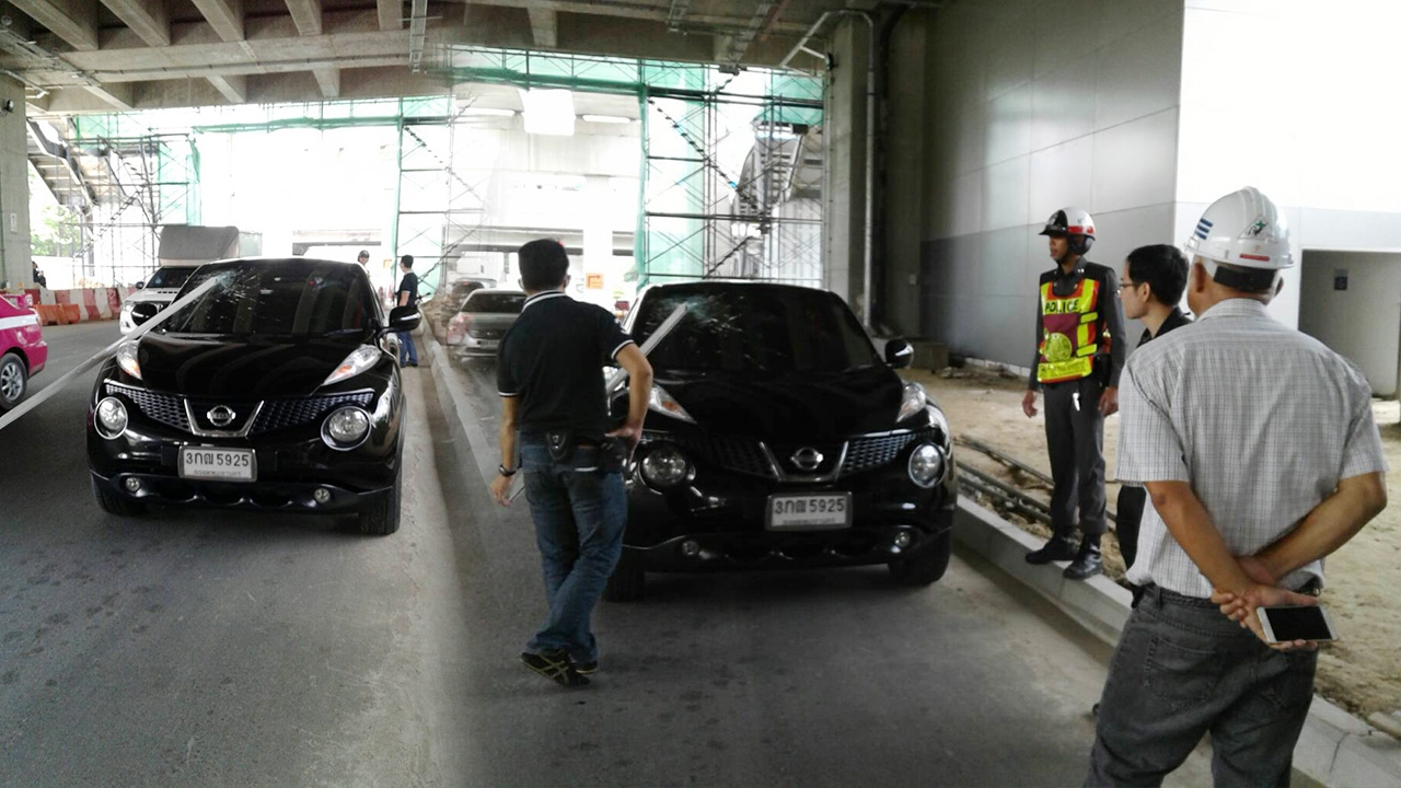 ชีวิตเมืองกรุง! เหล็กก่อสร้างรถไฟฟ้าสายสีแดง หล่นทะลุกระจกเก๋งอย่างจัง