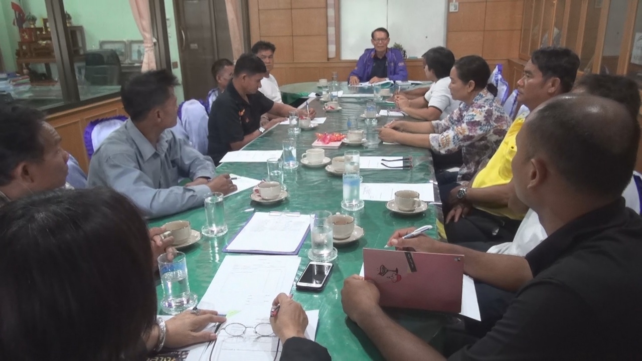 คกก.สถานศึกษาประชุมด่วนลงมติ จ่อย้าย ผอ.ใน 24 ชม. หลังครูขอลาออกยกชุด