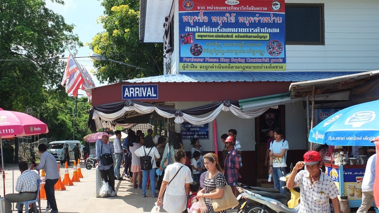 จับสินค้าละเมิดลิขสิทธิ์ได้ผล ชายแดนตราดเหงา พ่อค้าโอดอนาคตตลาดร้างแน่