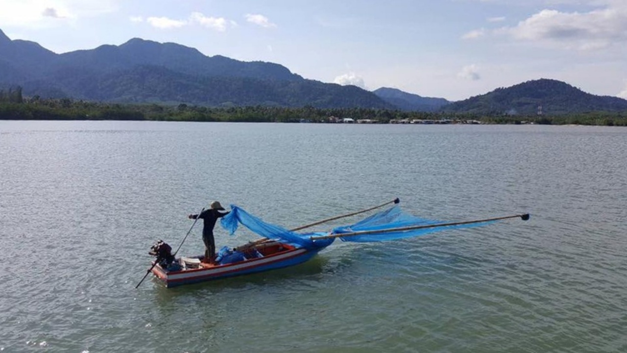 ประมงเกาะช้าง วอน หยุดทิ้งน้ำเสียลงทะเล หวั่น 'เคย' จะสูญพันธุ์