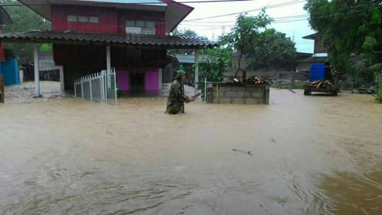 พะเยาฟ้ารั่ว ฝนถล่ม 2 วัน น้ำท่วมถนน-หมู่บ้าน เร่งระบายลงกว๊านฯ