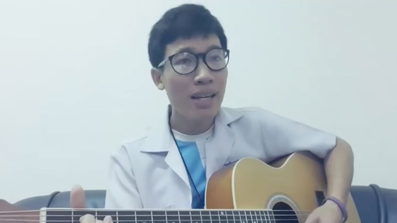 หนุ่มอัดอั้นร้องเพลงตัดพ้อรัฐซื้อเรือดำน้ำดักปลาวาฬ เมินฟังเสียงพยาบาล (คลิป)