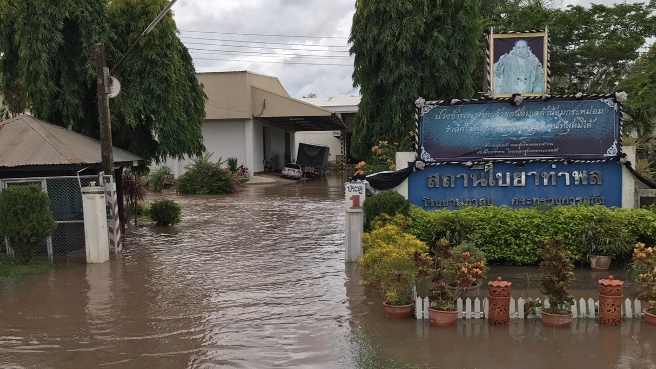 พายุฝนถล่มเพชรบูรณ์ น้ำท่วมโรงพยาบาลกลางดึก ร.ร.บ้านอมกง หยุด 2 วัน 