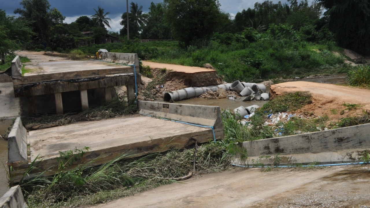อุทัยฯ ฝนหนักน้ำป่าหลาก ซัดสะพานทรุด-ขาด ชาวบ้านเดือดร้อน