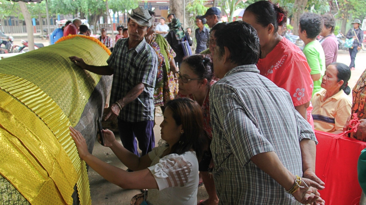 แห่ขอเลขเจ้าแม่ตะเคียน 100 ปี เห็นจะจะ 2 ตัว 3 ตัว แถมเคยช่วยเด็กจมน้ำ