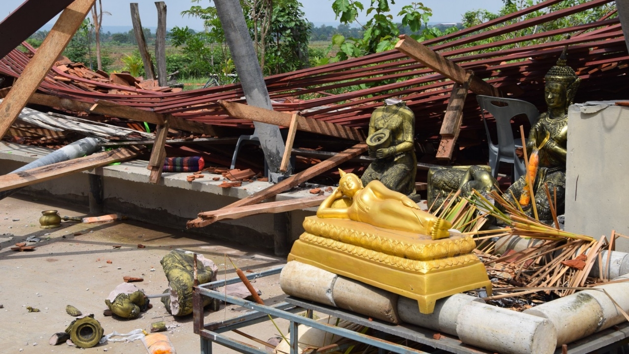 โคราชลมกระโชก ซัดศาลาปฏิบัติธรรมกำลังก่อสร้างพังทลายทั้งหลัง