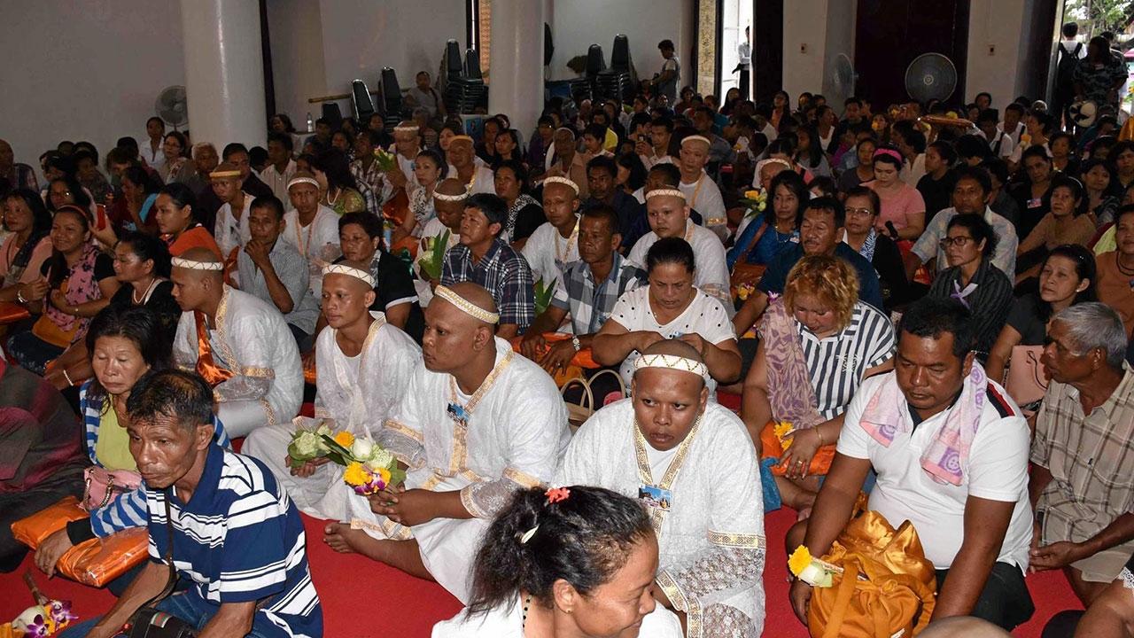 ชาวพุทธจากมาเลเซีย บวชที่วัดพระมหาธาตุ