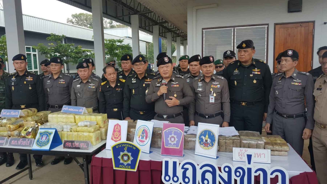 ตร.แพร่จับยาบ้า 8 แสนเม็ด ไอซ์ 36 กก.ในรถขนกะหล่ำปลี หวังตบตาแต่ไม่รอด