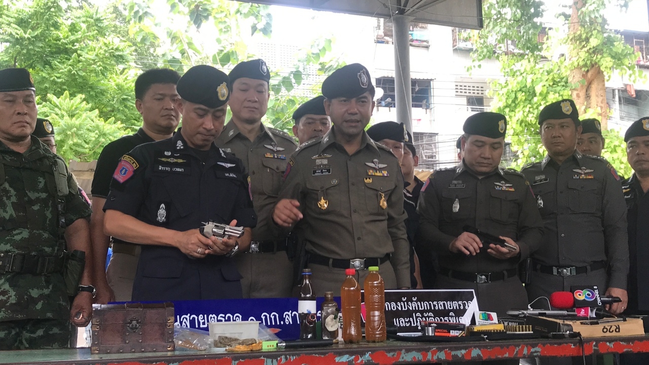 ตร.191 ลุยกวาดล้างอาชญากรรม บุกค้น 320 ห้องแฟลตดินแดง ไม่พบสิ่งผิดก.ม.