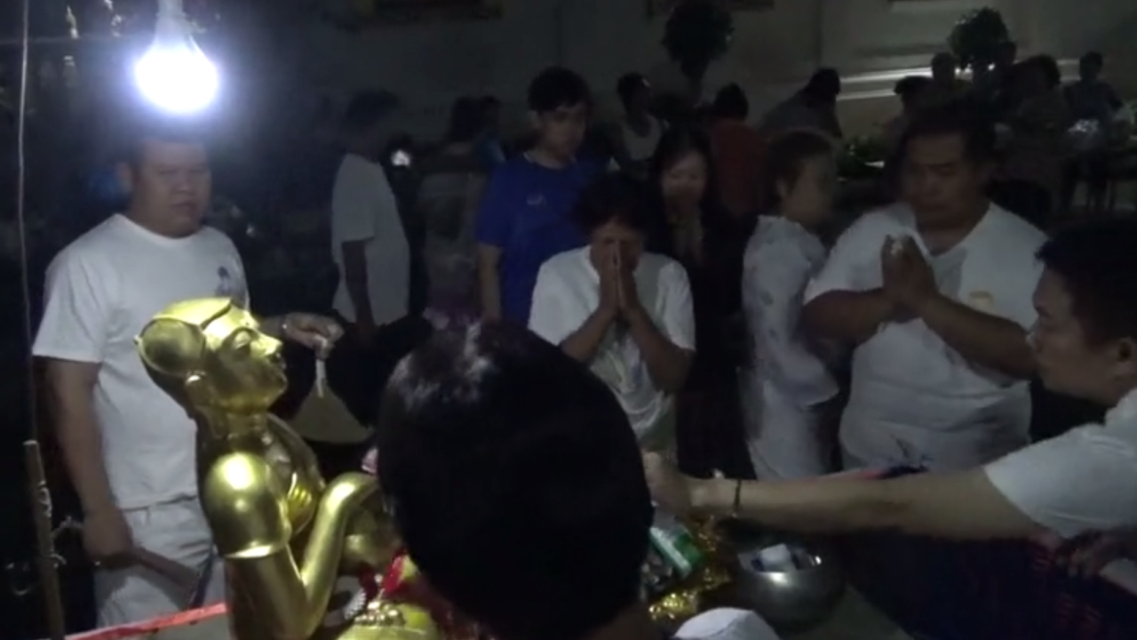 คนพะเยาร่วมตักบาตรเที่ยงคืน วันเป็งปุ๊ด อัศจรรย์เกิดพระจันทร์ทรงกลด