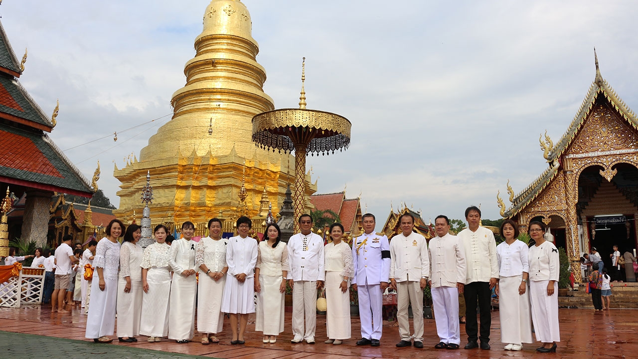 ผู้ว่าฯ นำชาวลำพูน ร่วมทำบุญตักบาตร วันวิสาขบูชา ท่ามกลางสายฝนชุ่มฉ่ำ