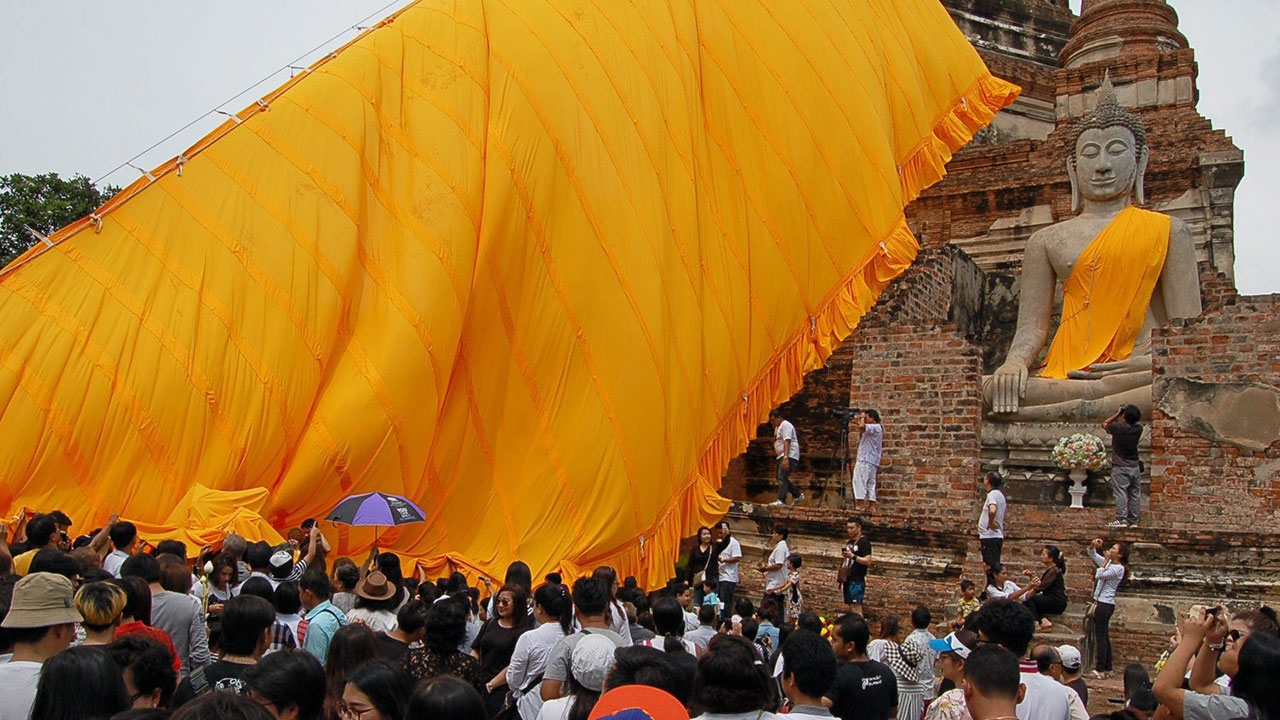คนนับหมื่นแห่ห่มผ้า องค์พระเจดีย์วัดใหญ่ฯ