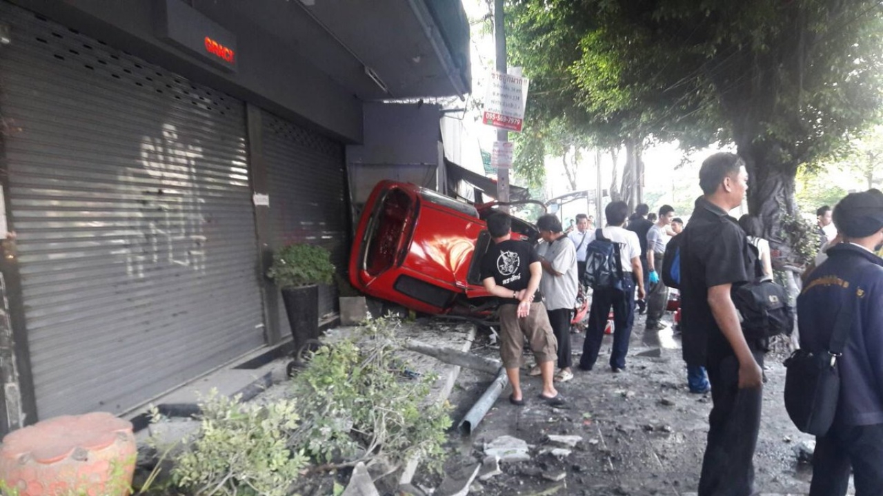 เก๋งแดง ชนป้ายซอยลาดพร้าว 97 ไถลปีนฟุตปาทกวาดเรียบรถพังยับ