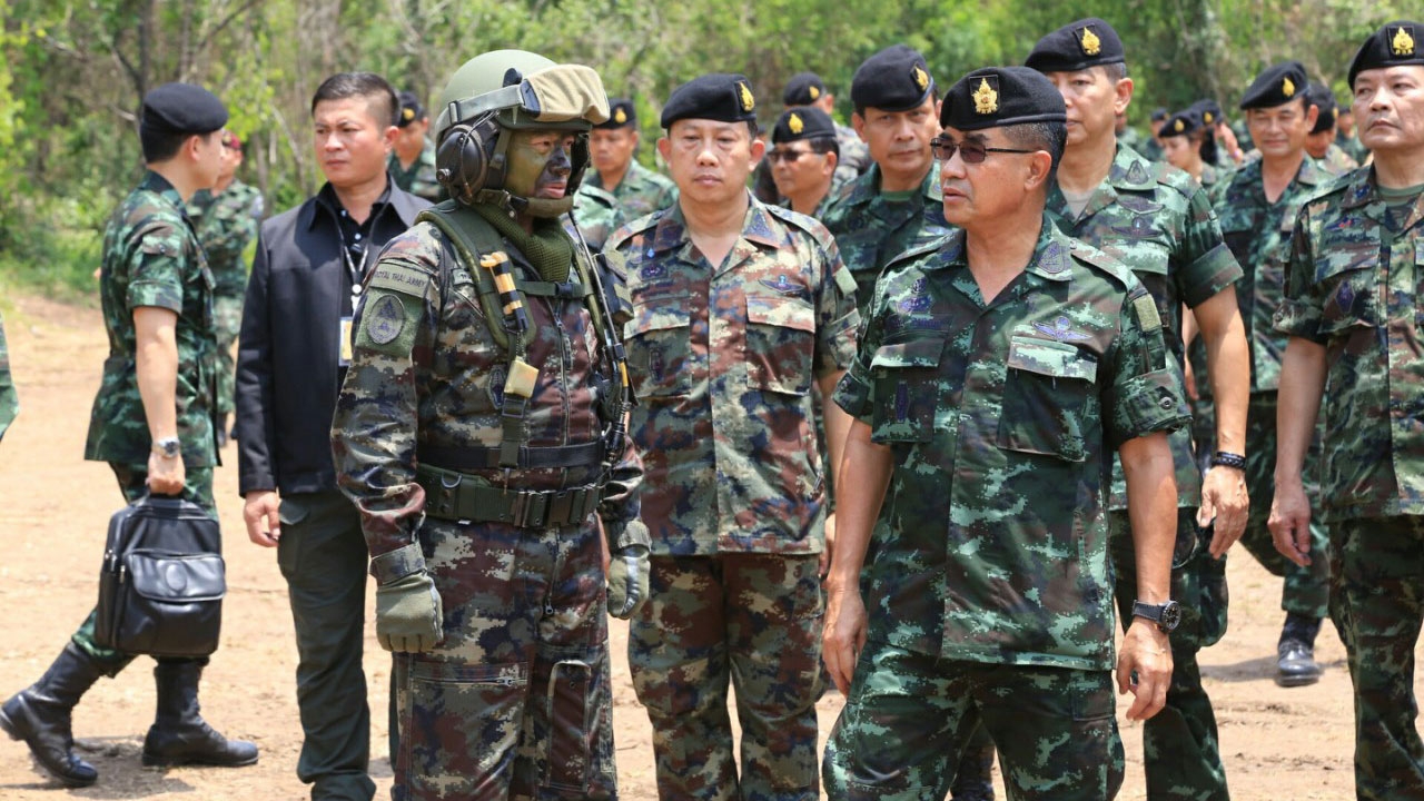 ผบ.ทบ.ปรบมือรัวชมการฝึกภาคกองพัน ประจำปี 2560 ของพล.ม.2 รอ.