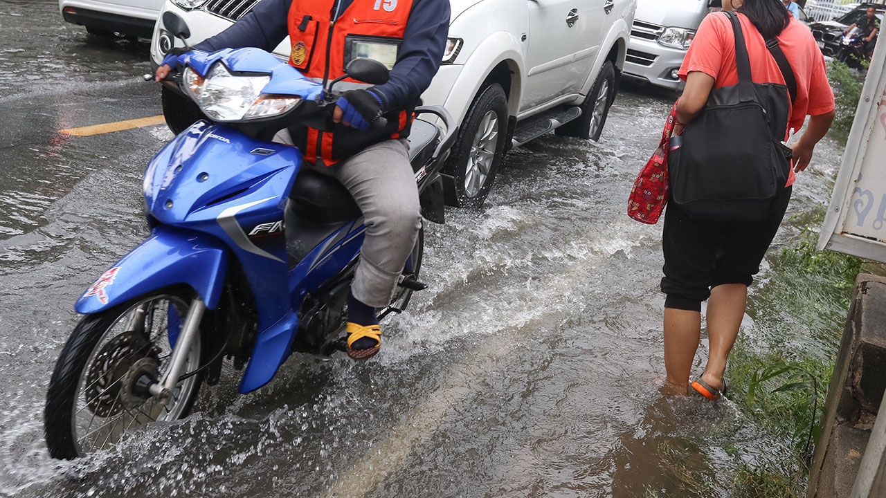 เผื่อเวลาเดินทาง ฝนถล่มกรุงรับอรุณ น้ำท่วมขังถนนหลายสาย รถแน่น