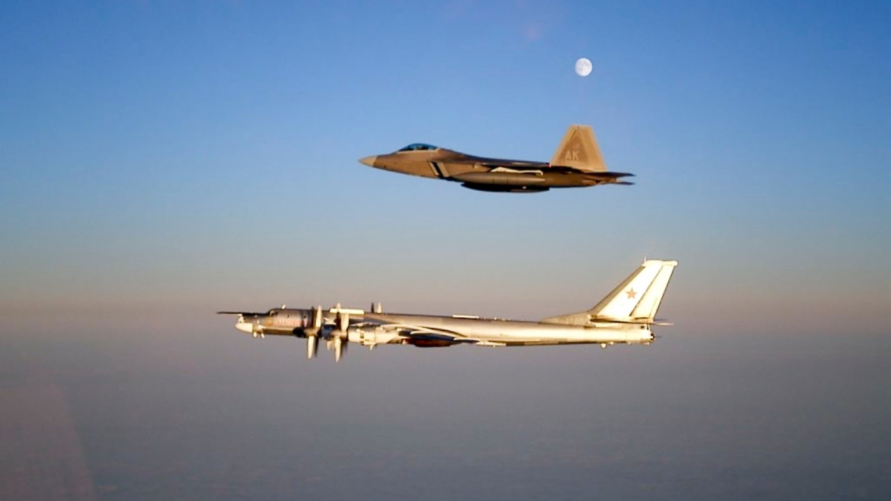 เอฟ-22 สหรัฐฯขึ้นสกัดกั้น บ.ขับไล่-ทิ้งระเบิด รัสเซียเหนือฟ้าอะแลสกา