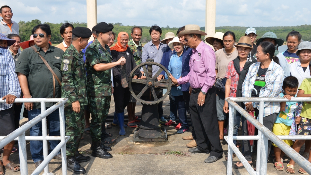 ทหารช่วยเกษตรกรปราจีนฯ ปล่อยน้ำอ่างเก็บจักรพงษ์ เพื่อให้มีใช้แล้งนี้