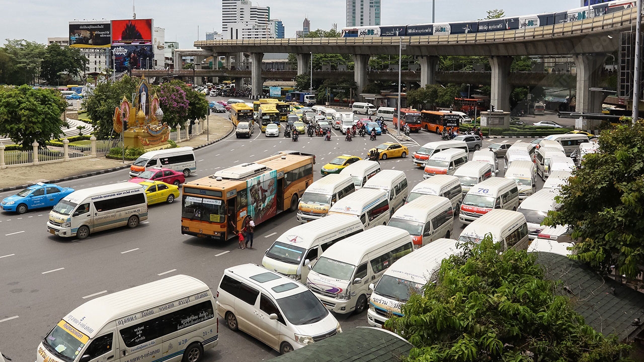 ขนส่งฯ แนะใช้รถตู้โดยสารสาธารณะ-รถตู้เช่าเหมาคัน แทนนั่งกระบะหลัง