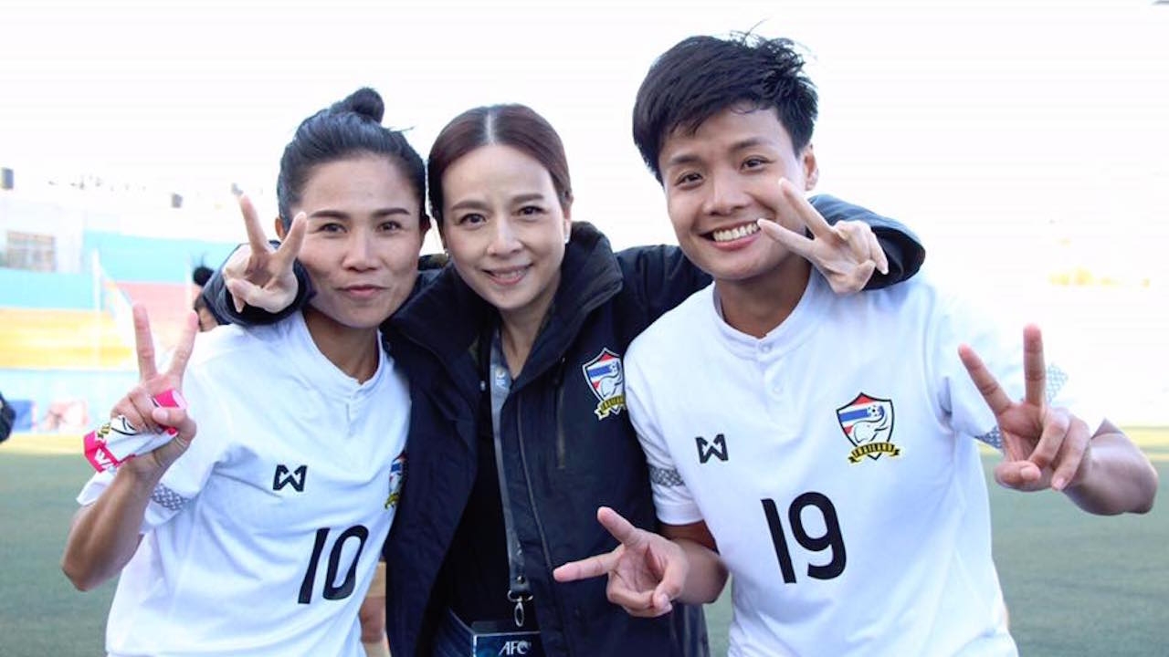 'มาดามแป้ง' อัดฉีดแข้งสาวไทย 1 ล้าน หลังลิ่วรอบสุดท้ายชิงแชมป์ อช.