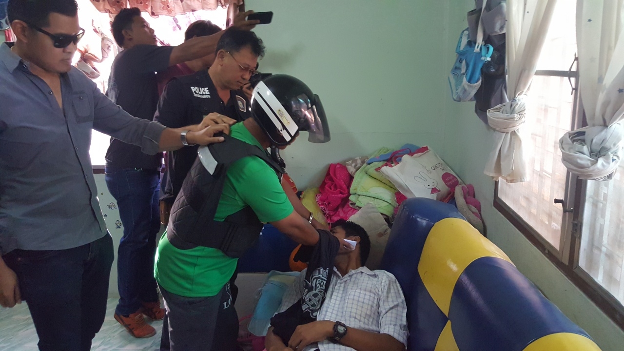 คุมพ่อปาดคอลูกทำแผนฯ รับโกรธเอาแต่เล่นเฟซบุ๊ก พบหนีคดีฆ่ามาอยู่เพชรฯ