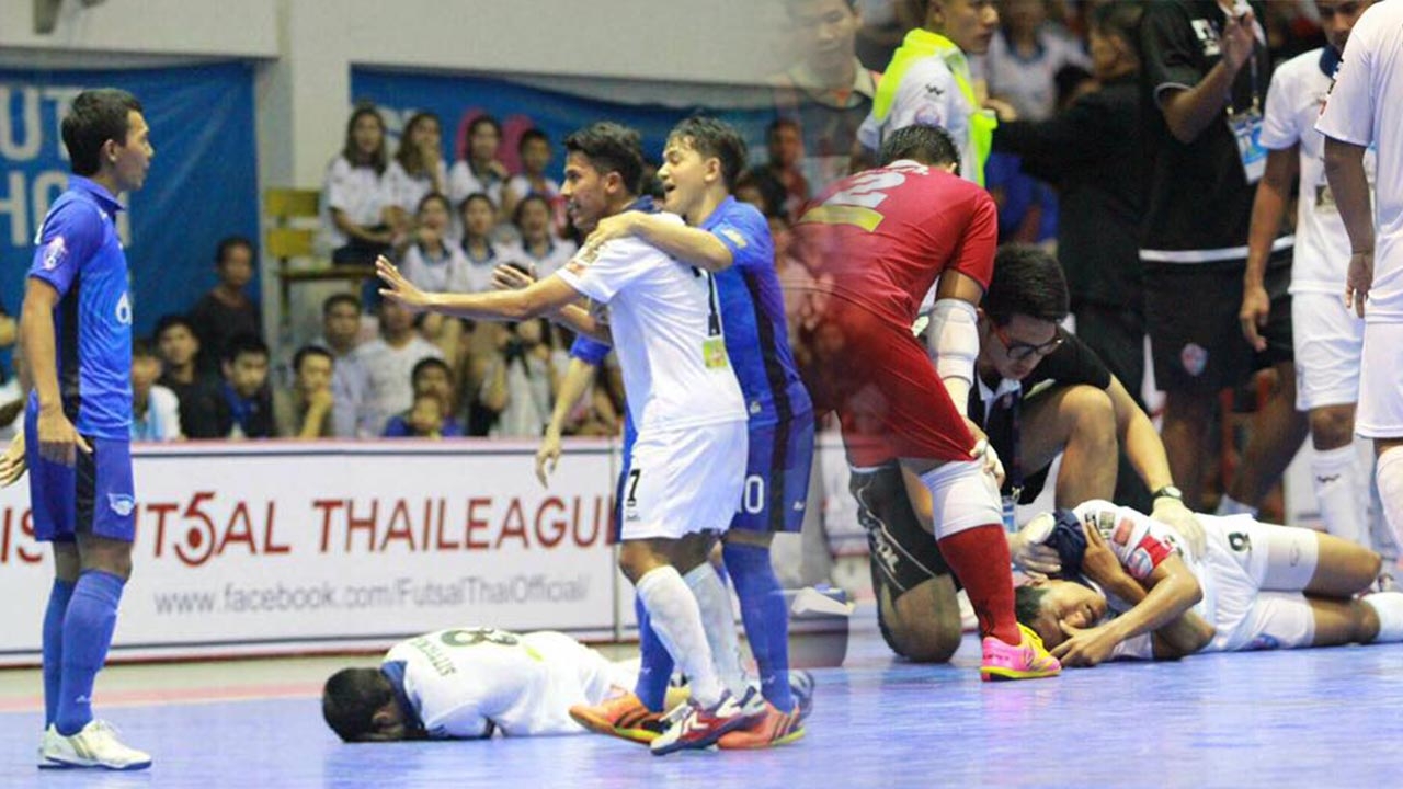 นี่ก็เดือด! แฟนบอลโต๊ะเล็กวิ่งทำร้าย 'เจ้าเนิส' แข้งทีมชาติในสนาม (คลิป)