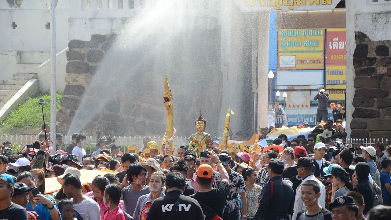 สงกรานต์ยังม่วน! ทั้งถ.ข้าวเหนียว อุโมงค์น้ำบุรีรัมย์ แห่พระโคราช 