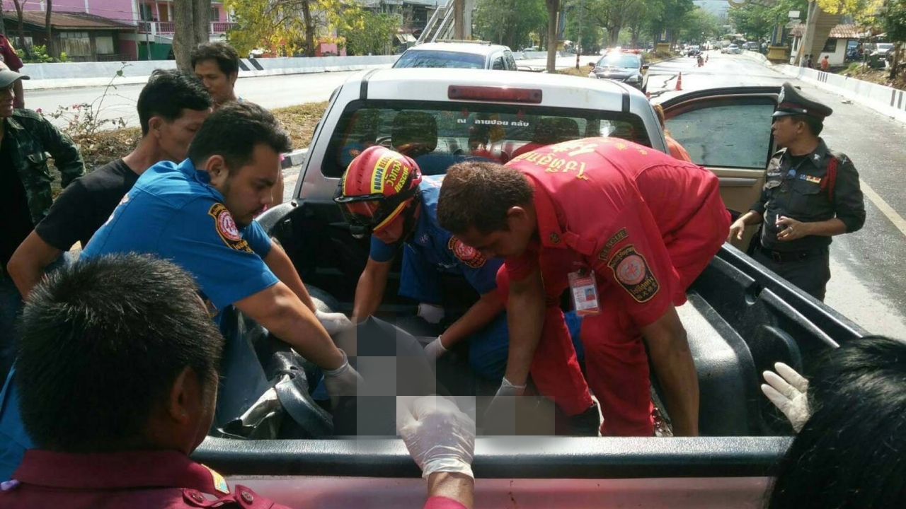 พ่อควบกระบะฝ่าฝนชนรถข้างทาง ลูกสาวนั่งท้าย ร่างกระเด็นหัวกระแทกพื้นดับ