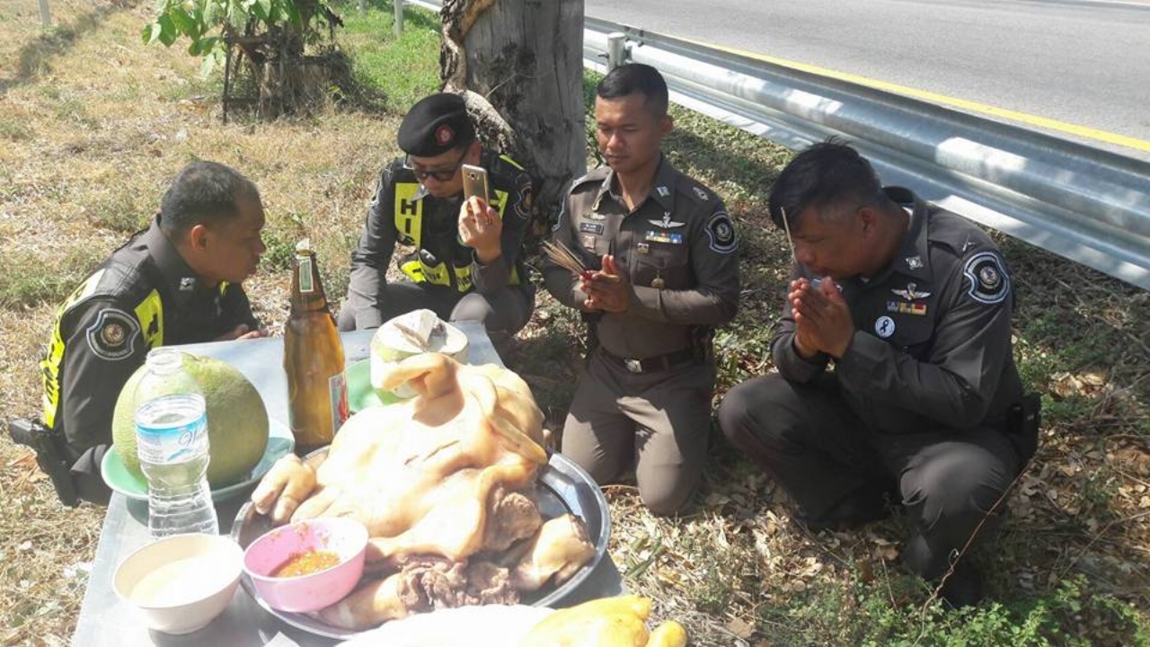 ไทยแลนด์ 4.0! ตร.ทางหลวงพึ่งบารมีเจ้าที่ เซ่นไหว้ขออุบัติเหตุลดลง