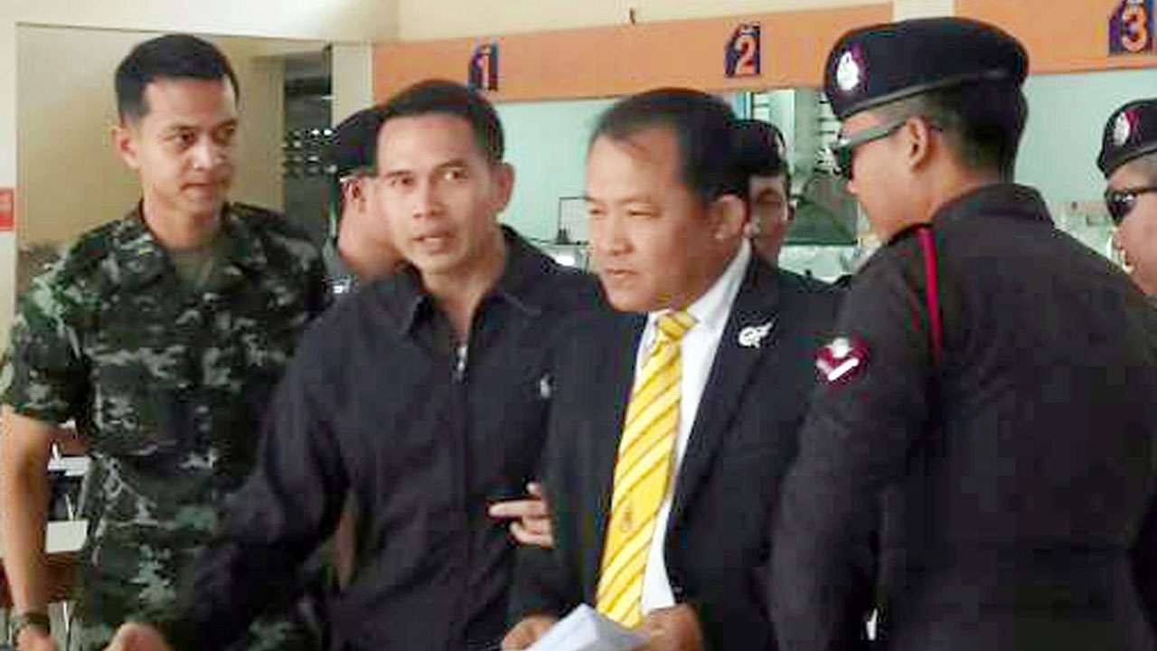 สกัด'ศรีสุวรรณ' ทหารลุย ล็อกเข้ามทบ.11 อดร้องหมุดคณะราษฎรหาย