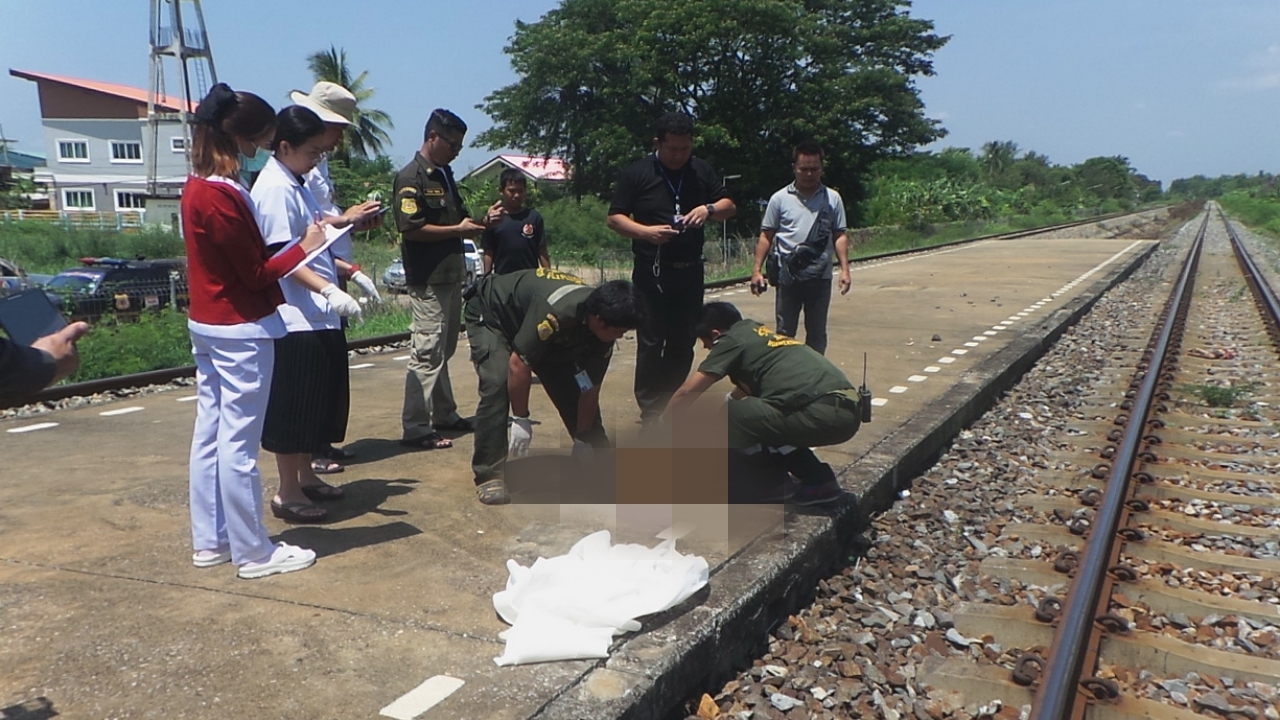 หนุ่มวิ่งข้ามทางรถไฟ หน้ามืดเป็นลมลุกไม่ทัน ม้าเหล็กชนเต็มแรงดับสลด