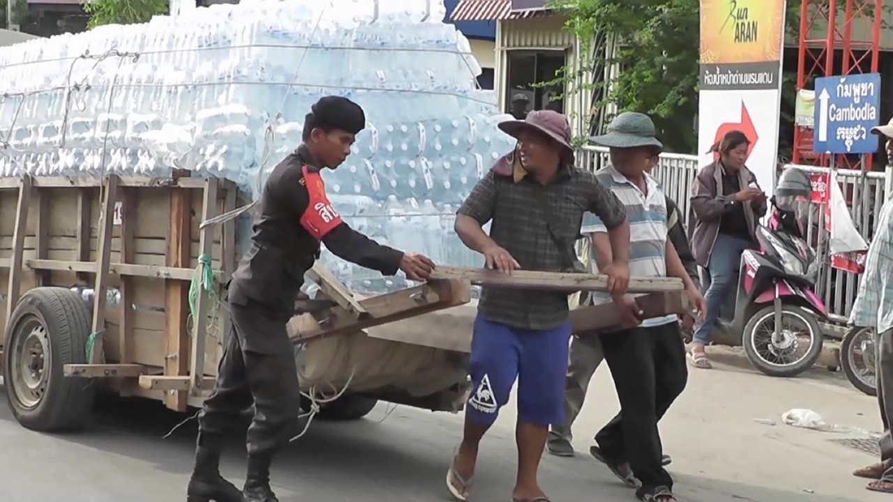 เขมรแล้ง! แห่ซื้อน้ำดื่มตลาดโรงเกลือ กักตุน 1 แสนขวดต่อวัน