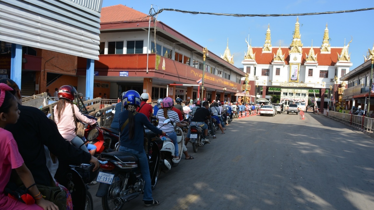 สงกรานต์เขมรคึกคัก คนครึ่งหมื่นรอข้ามแดน ซื้อผักผลไม้จากไทยวันละ10ล. 