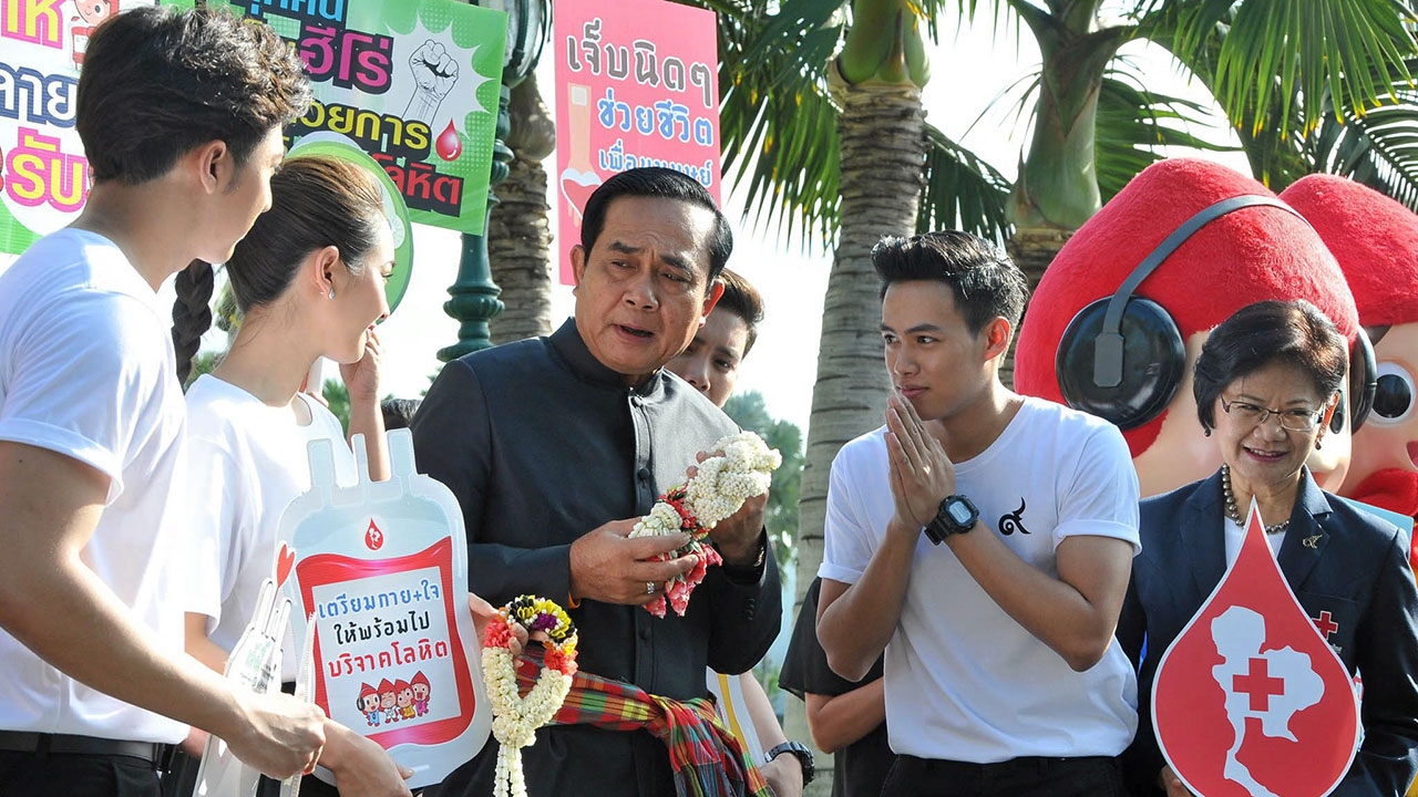 นายกฯนำถก 'ครม-คสช.' อวยพรสงกรานต์ ขอให้ 'มีความสุข-ประสบความสำเร็จ'