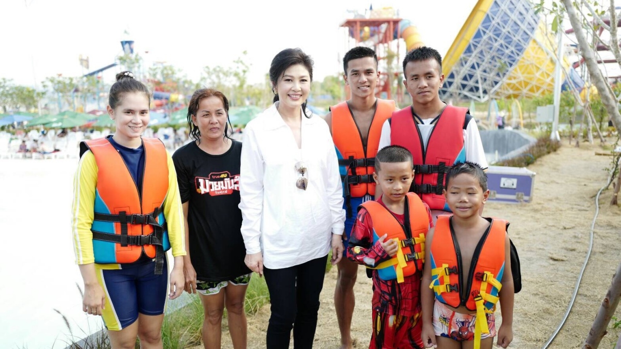 'ปู' ควง 'น้องไปก์' เล่นสวนน้ำ ก่อนเริ่มปี๋ใหม่เมือง 13 เม.ย.นี้