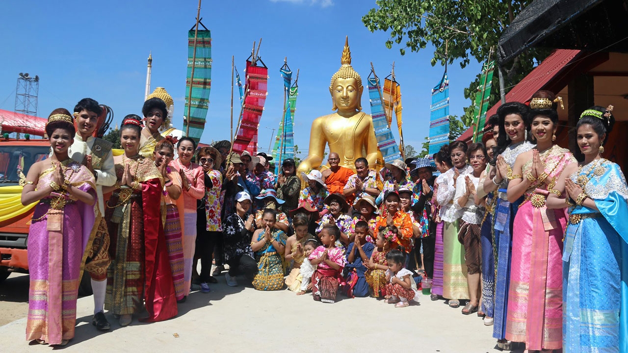 ชาวบ้านแห่พระพุทธรูปถวายวัดโบราณ