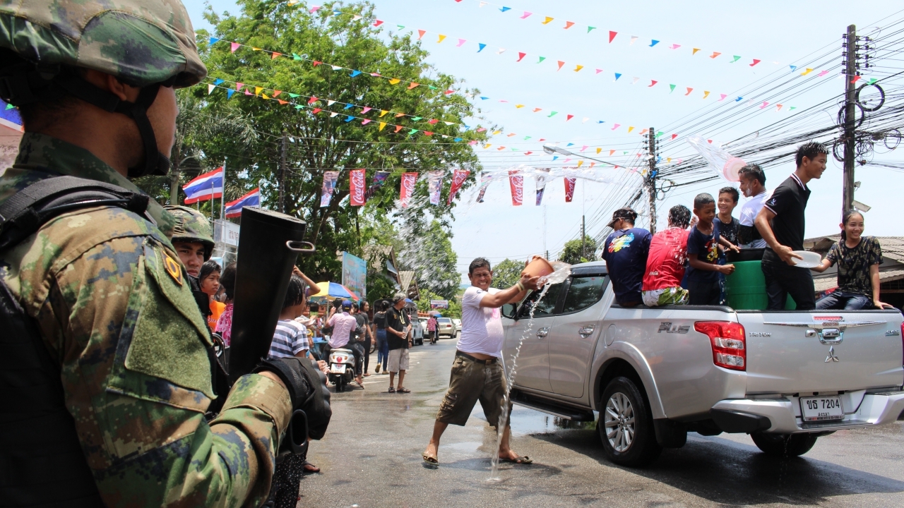 ทหารเข้ม! ดูแลปชช.-นทท.ที่ร่วมสาดน้ำสงกรานต์ใน จ.นราธิวาส