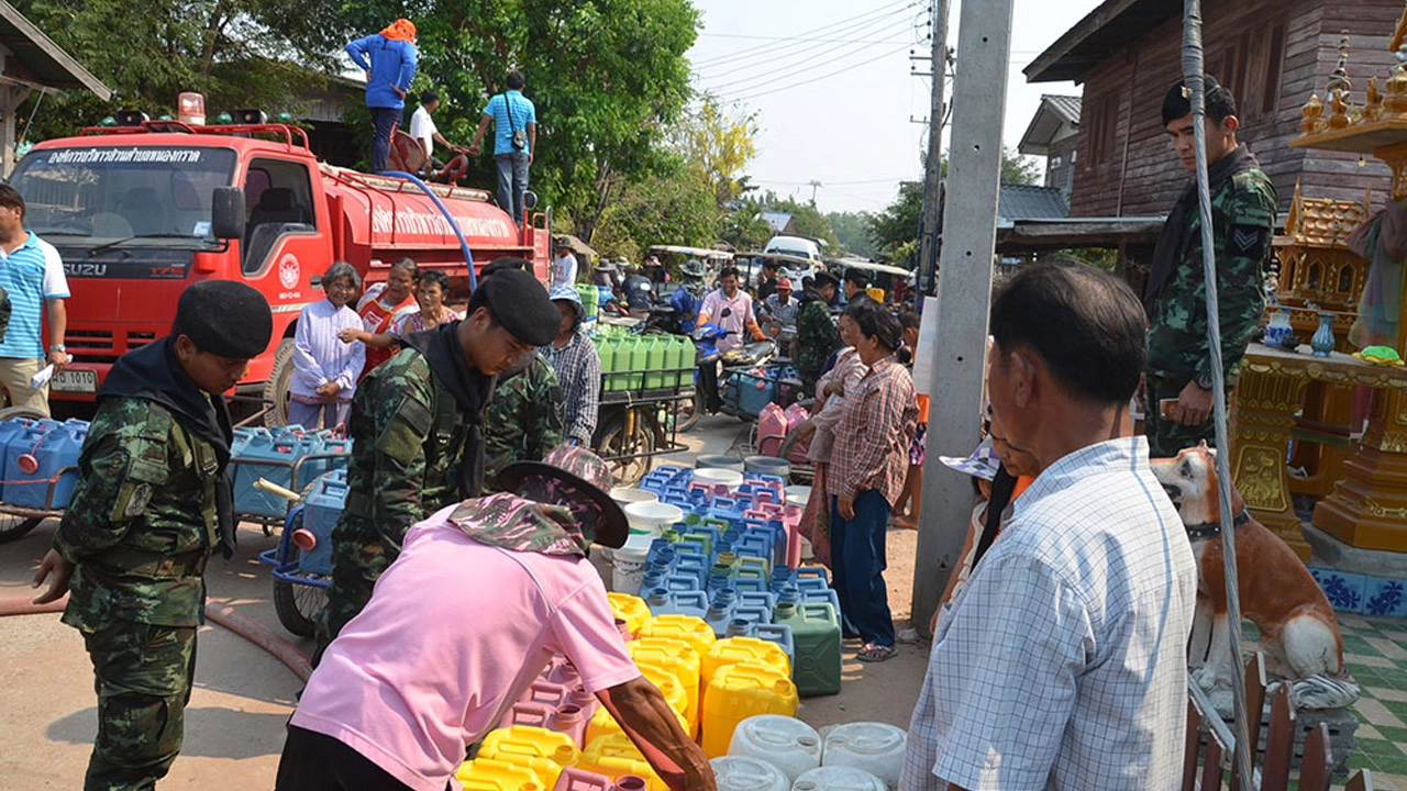 ทหารแจกน้ำ ช่วยชาวด่านขุนทด หลังประสบภัยแล้ง ขาดน้ำกิน-น้ำใช้