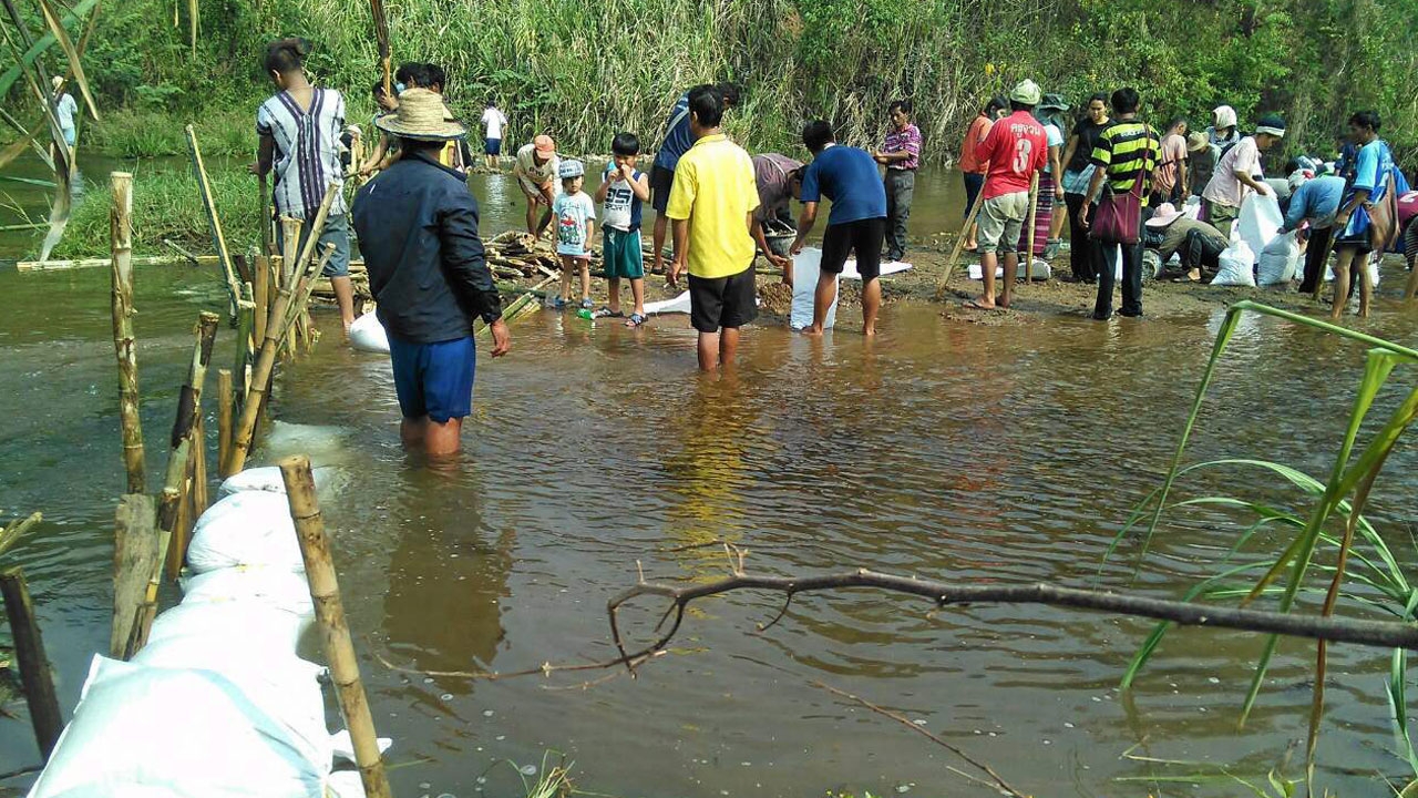 แล้งหนักชาวบ้าน สร้างฝายกักเก็บน้ำ