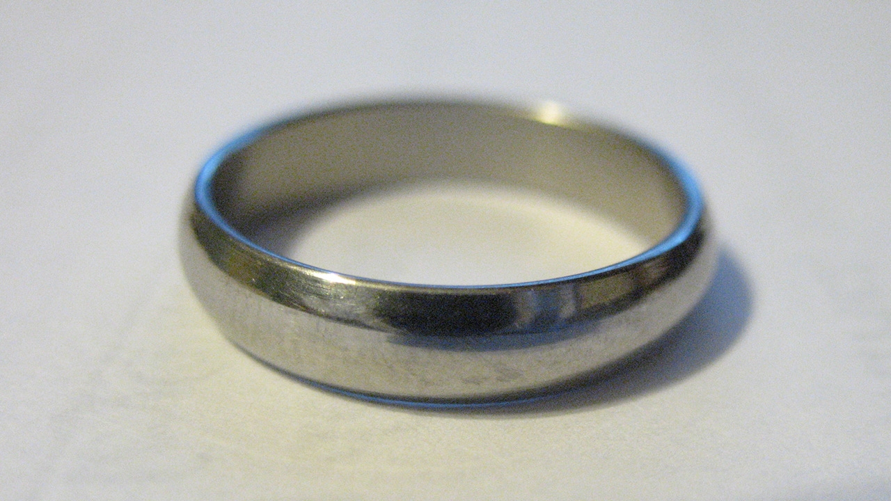 หนุ่มใหญ่เยอรมันเล่นเซ็กซ์พิสดาร เอาห่วงใส่เจ้าโลก 13 วง สุดท้ายเอาไม่ออก