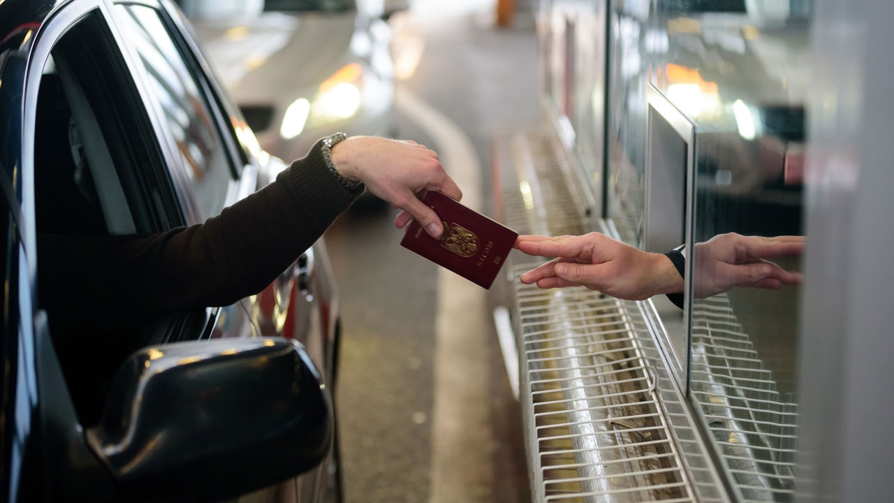 จับคนอิรักถือสัญชาติเดนมาร์กมีพาสปอร์ต 31 เล่มที่สนามบินกรุงเอเธนส์