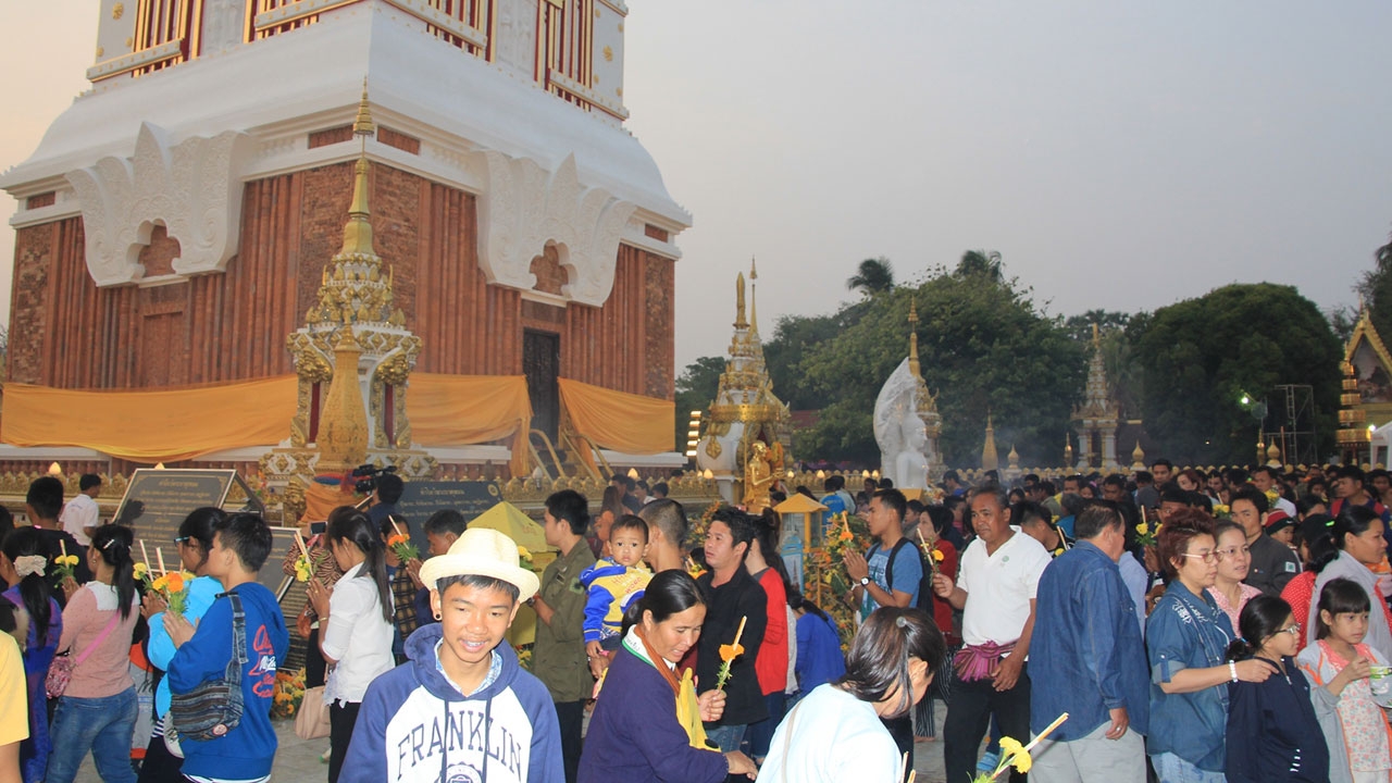 คึกคักต่อเนื่อง! คนแห่ทำบุญงานธาตุพนม รับมาฆบูชา