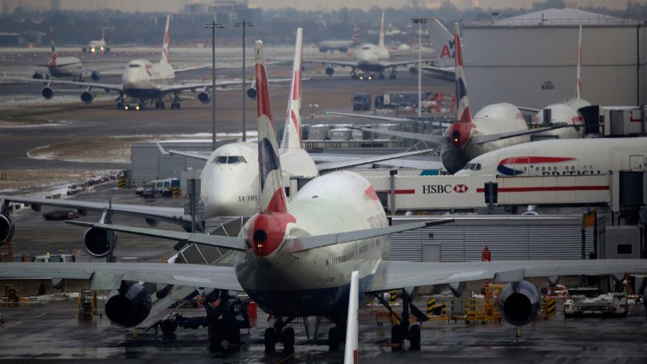 ระทึก! หนุ่มโปรตุเกสบุกฮีทโธรว์ ขังตัวเองในห้องนักบินโบอิ้ง 747