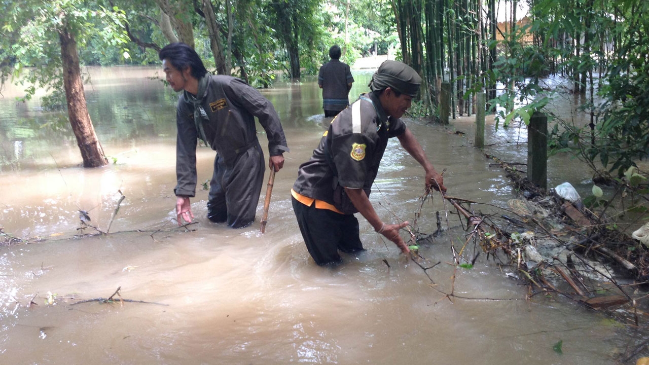 พิษพายุ ฝนตกทั้งคืน! น้ำเขาใหญ่ ทะลักท่วมหมู่บ้านที่ปราจีนฯ  