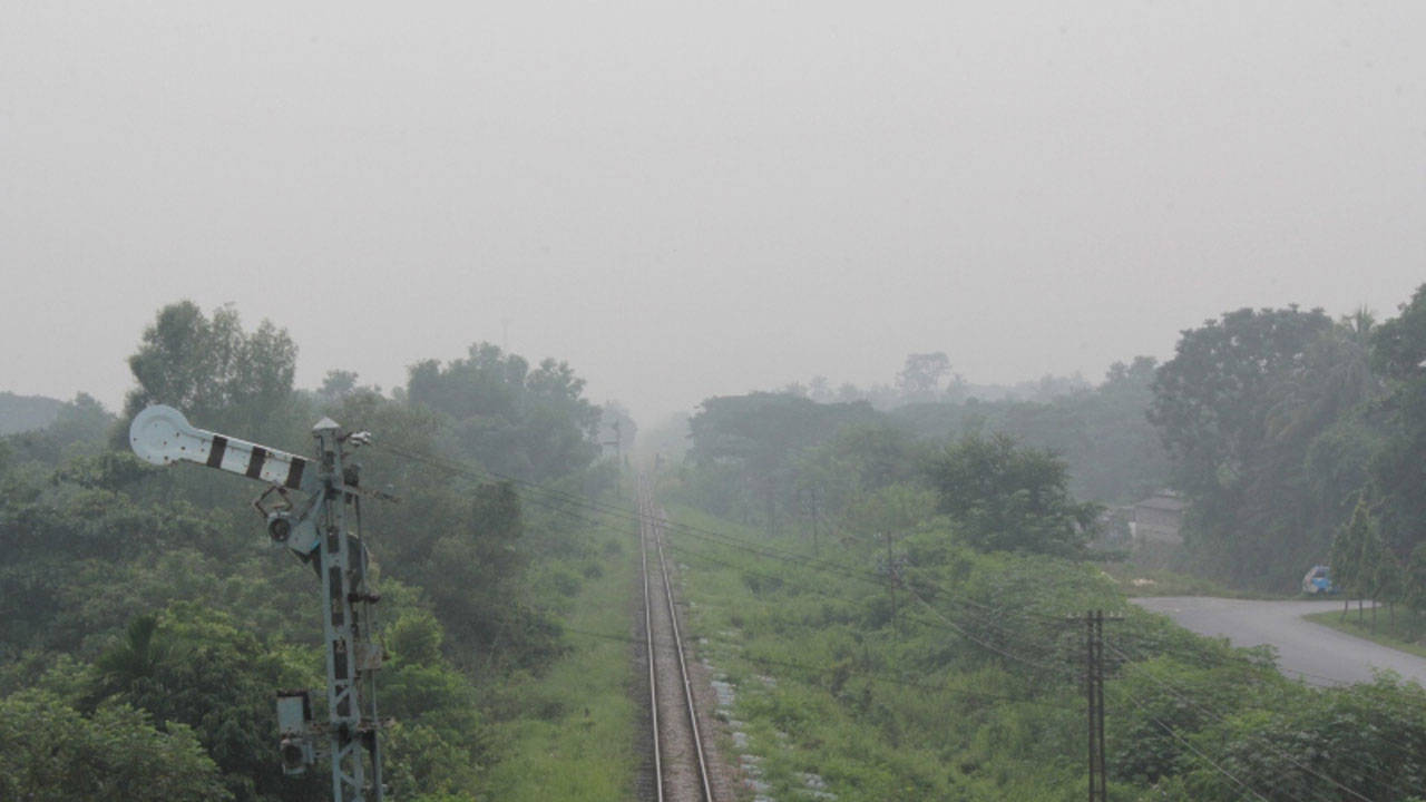 หมอกไฟป่าอินโดฯ พัดปกคลุมยะลาอีกระลอก ท้องฟ้าหลัวไปทั่ว